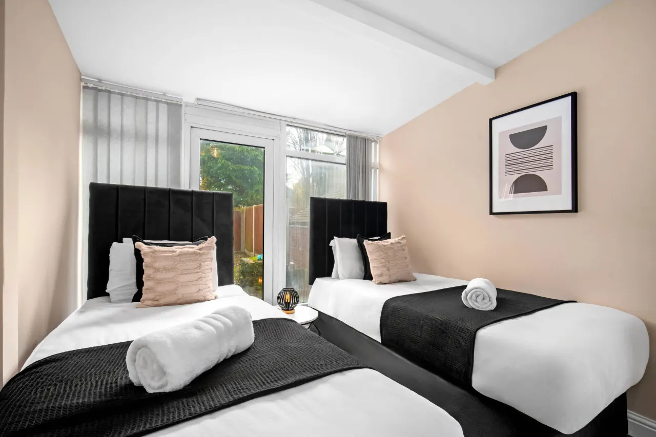 Spacious Five Bed House - Near Airport - Parking 19