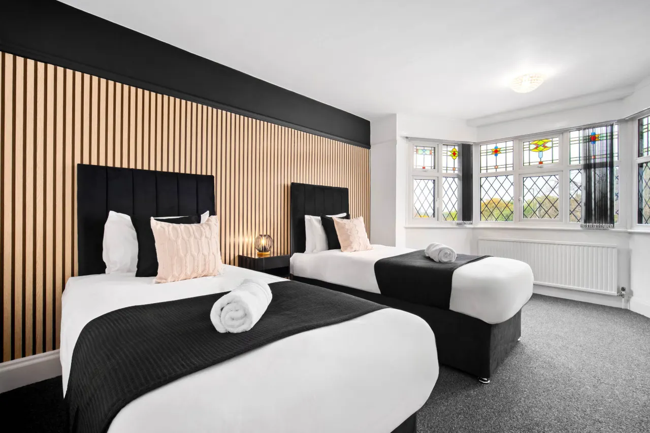 Spacious Five Bed House - Near Airport - Parking 20