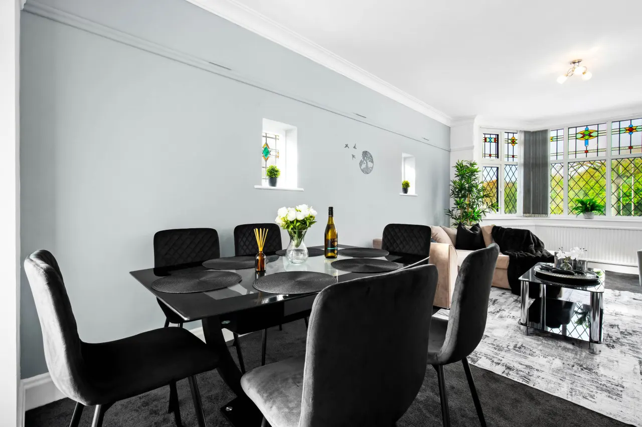 Spacious Five Bed House - Near Airport - Parking 6
