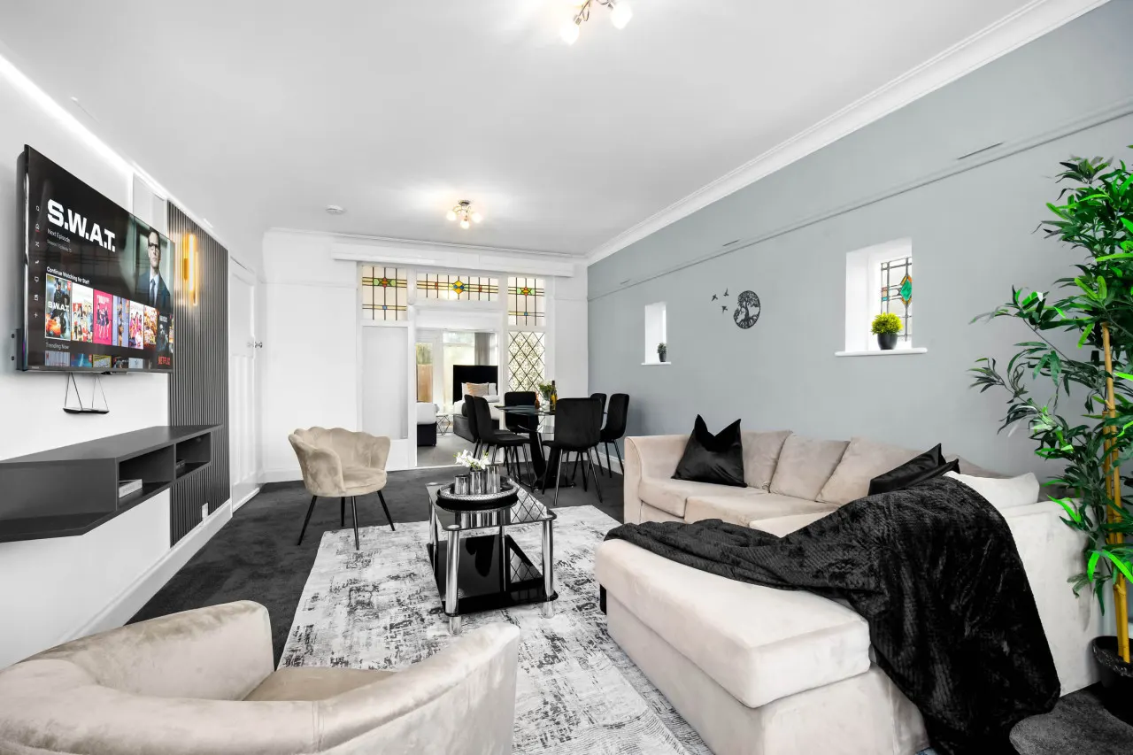 Spacious Five Bed House - Near Airport - Parking 7