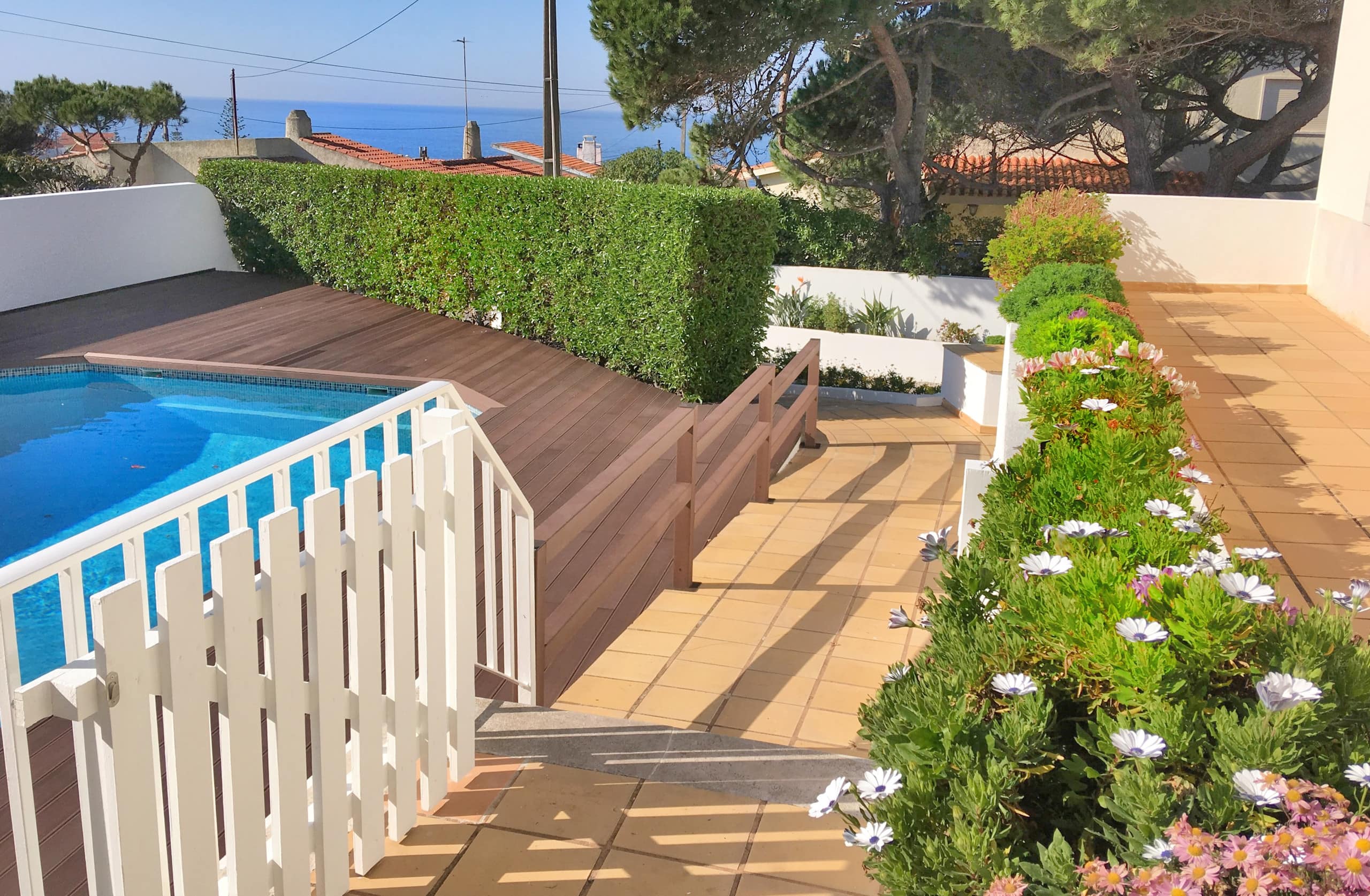 Relax on the sunny pool deck. Children friendly 32