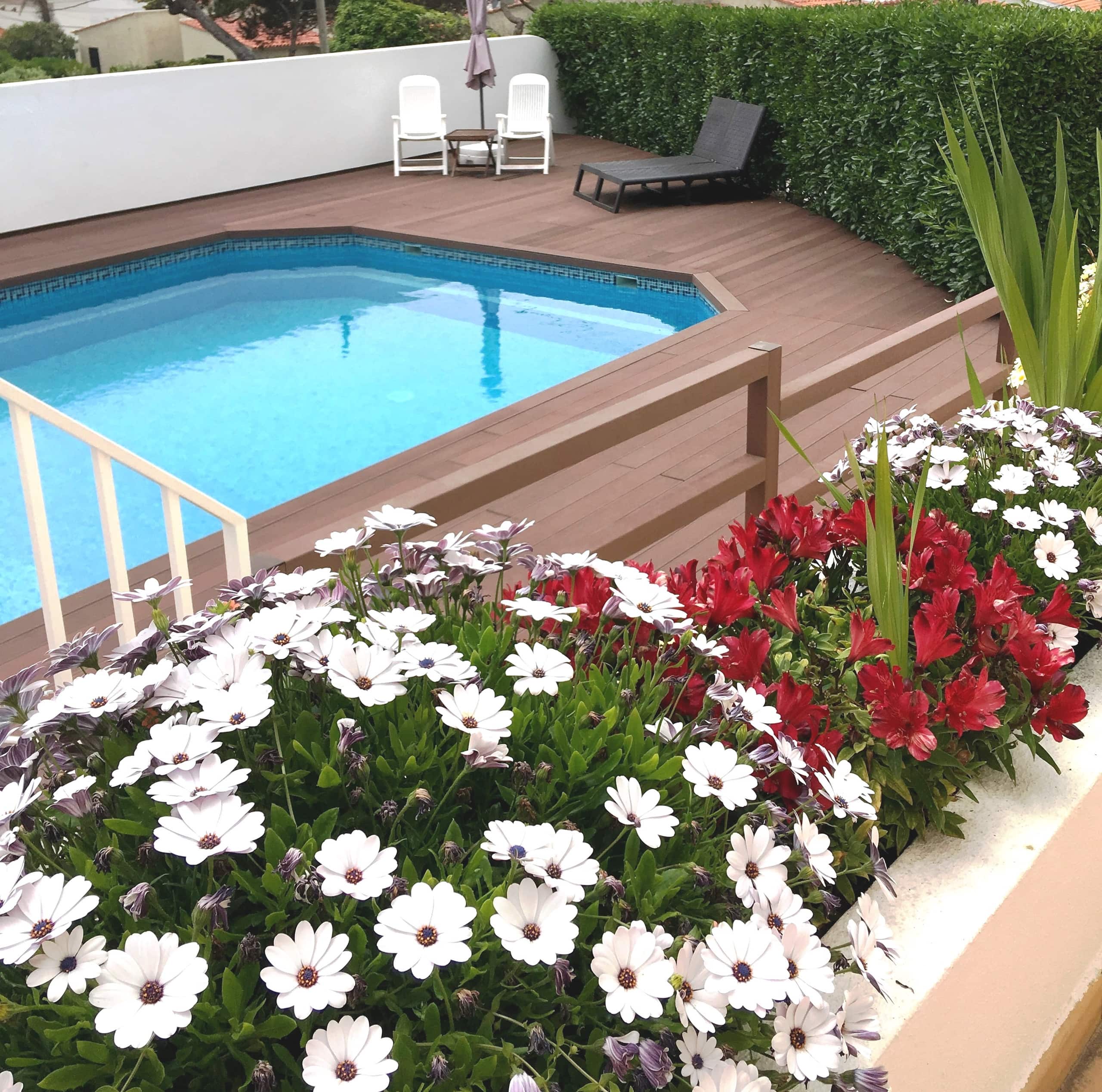 Relax on the sunny pool deck. Children friendly 33