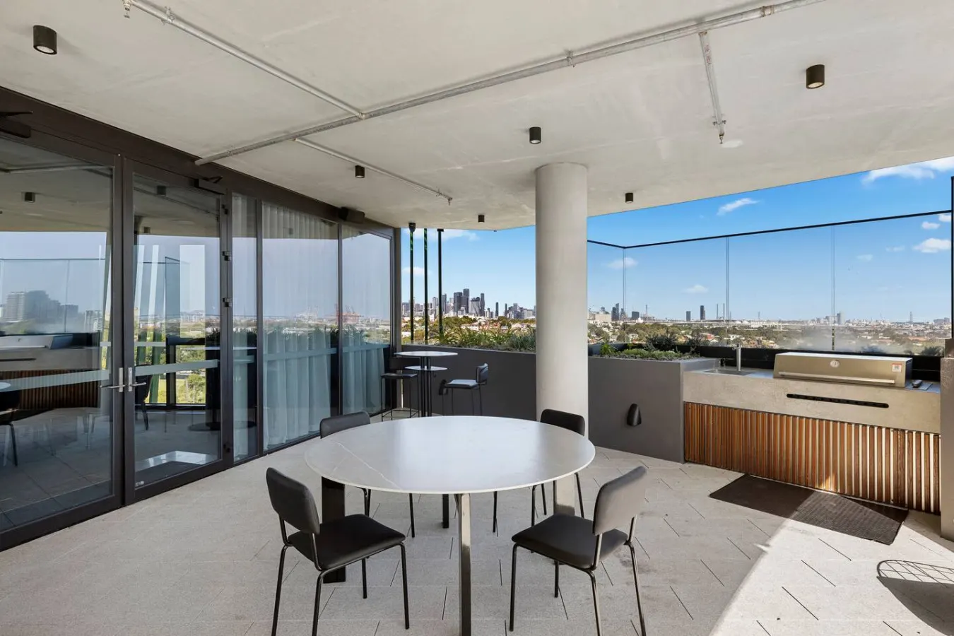 Spacious 2BR Flemington Racecourse Views & Pool 18