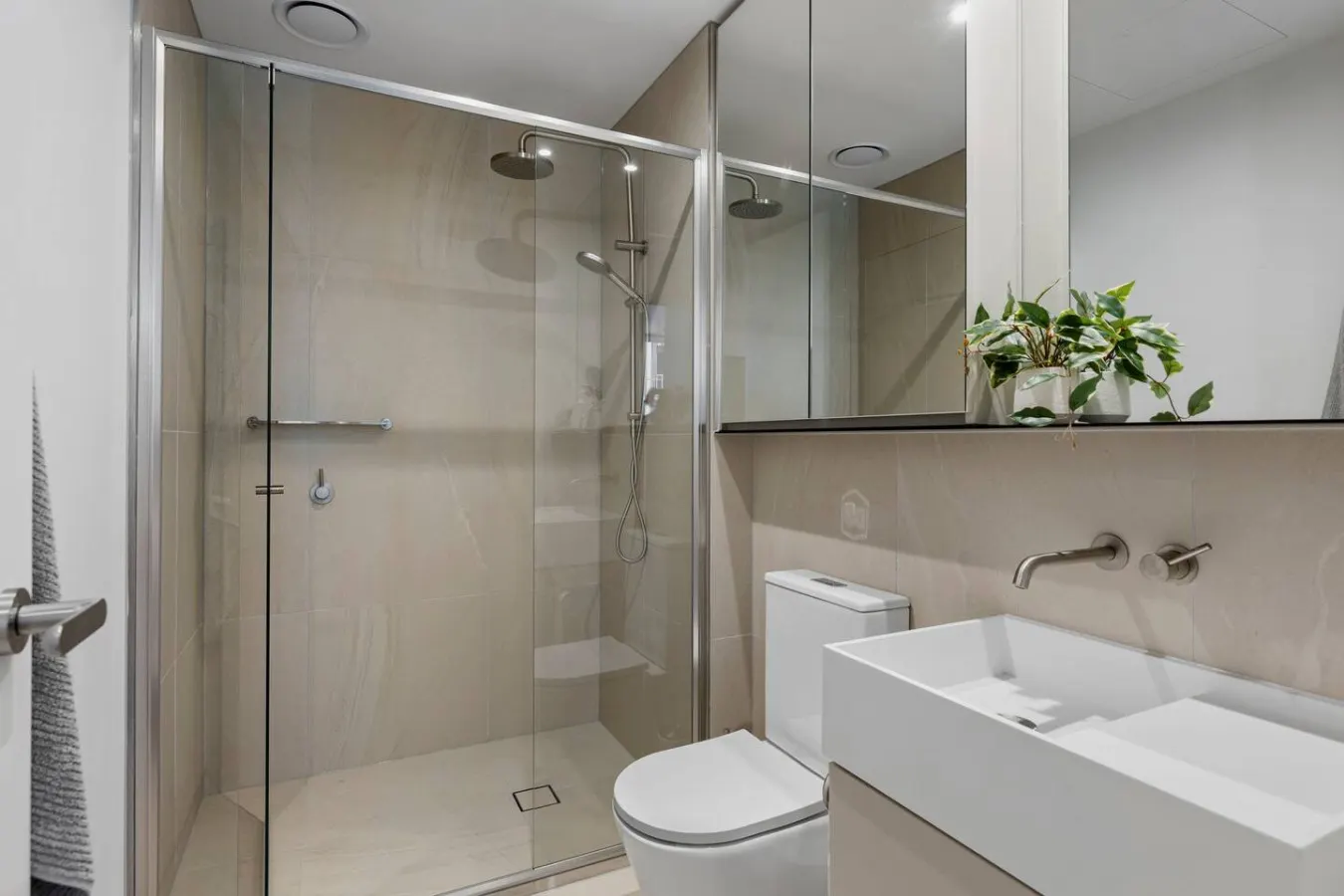 Spacious 2BR | Flemington Racecourse Views & Pool — photo 4