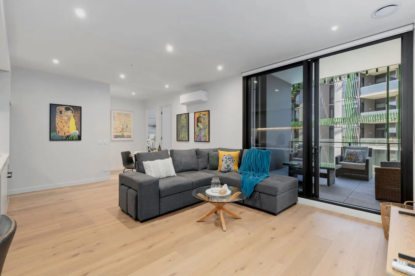 Spacious 2BR | Flemington Racecourse Views & Pool — photo 5