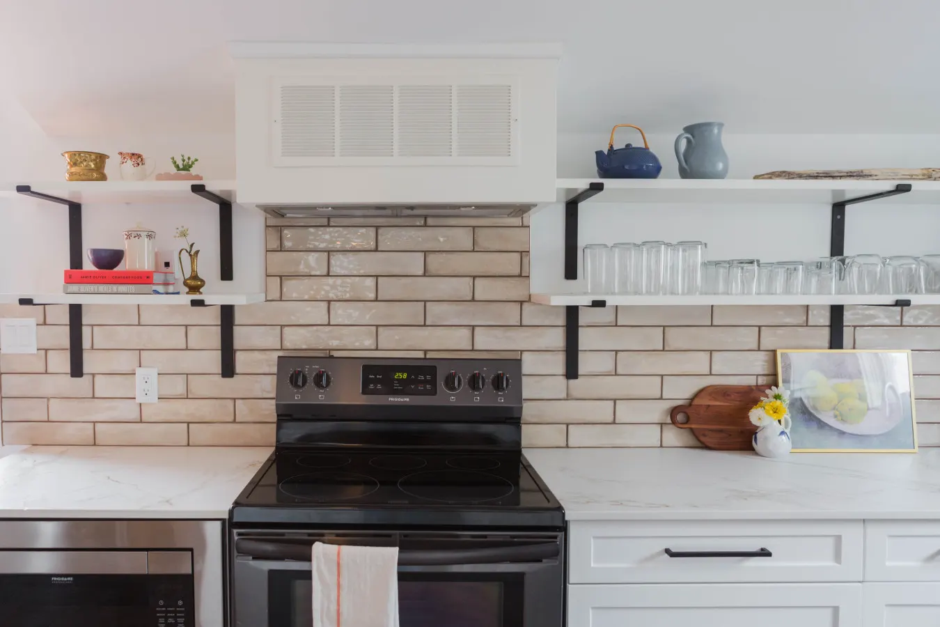 John Alvin's - Hot Tub, Firepit & Steps to Wellington Main Street 10