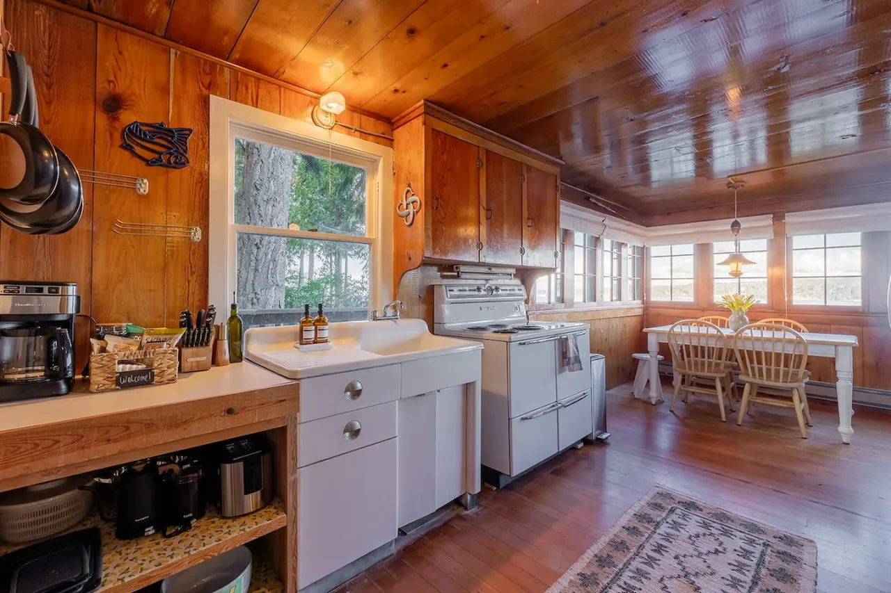 Sunrise View Waterfront Cabin 9