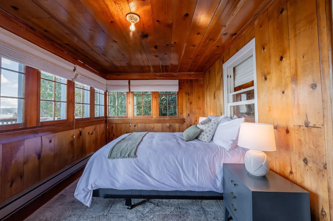 Sunrise View Waterfront Cabin 18