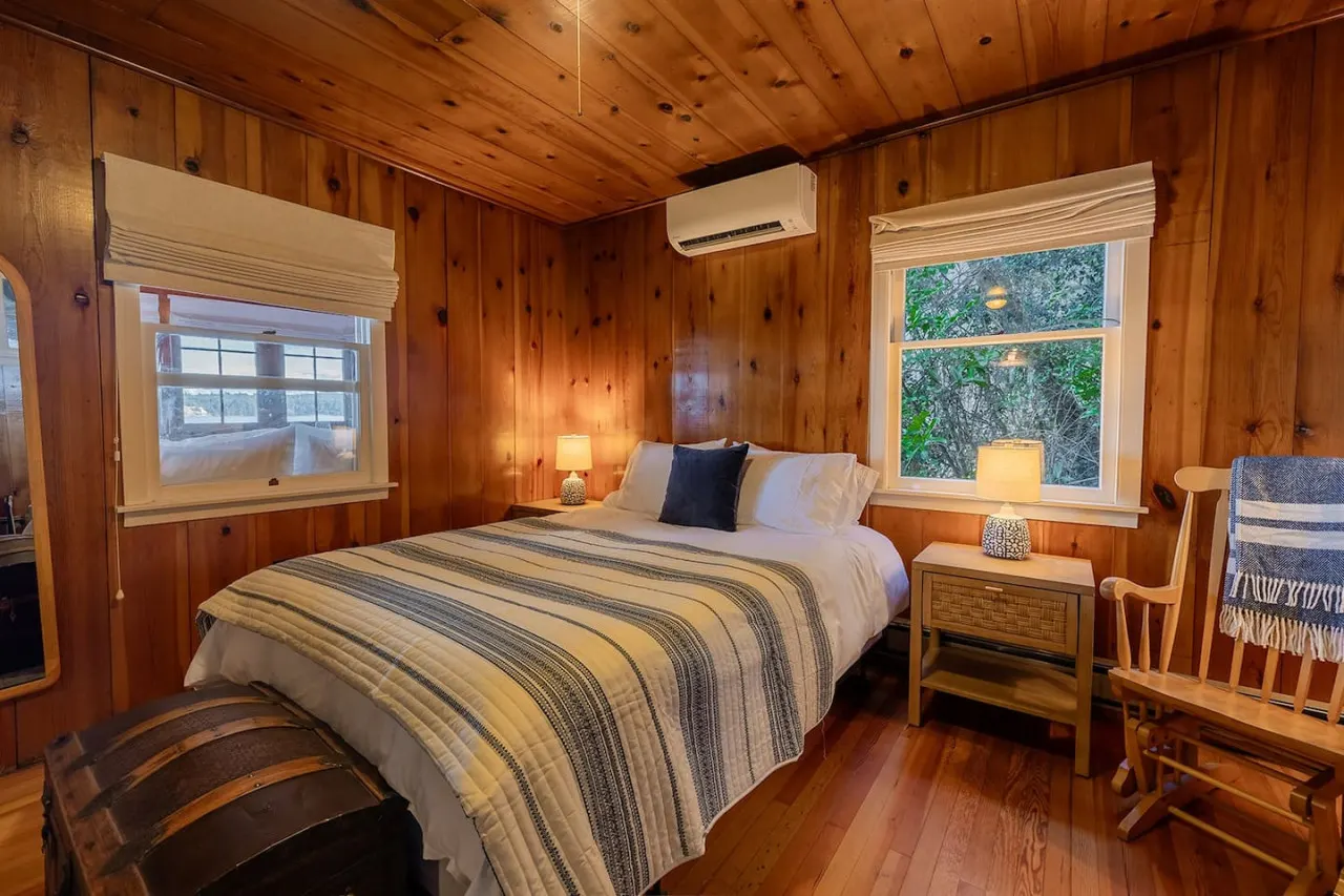 Sunrise View Waterfront Cabin 19