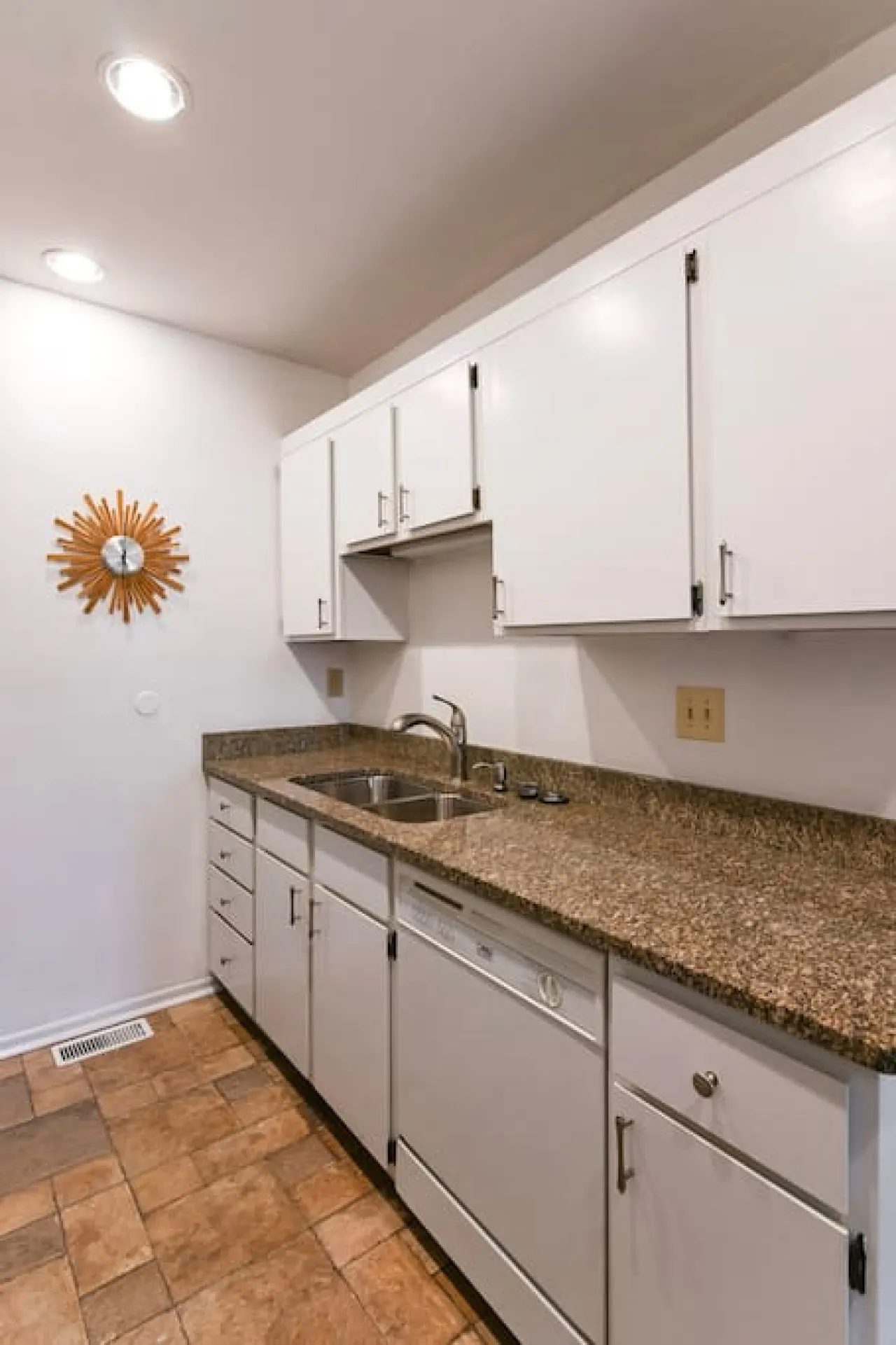 Adorable Mt Adams 2BR near it all 16