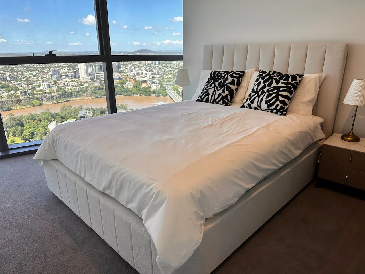 LVL43 QW 1BR Apartment With Riverview 2