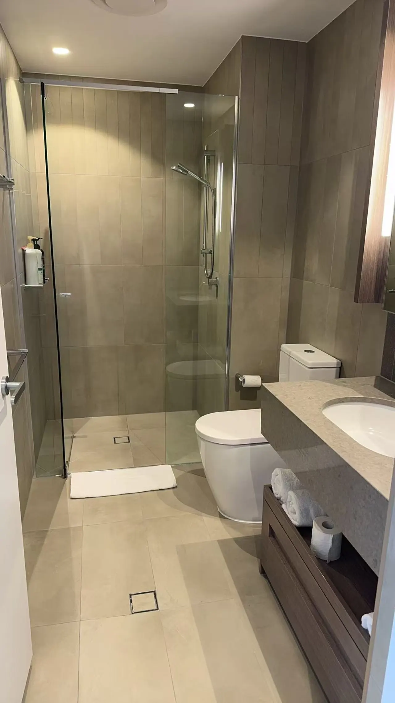 LVL43 QW 1BR Apartment With Riverview 13