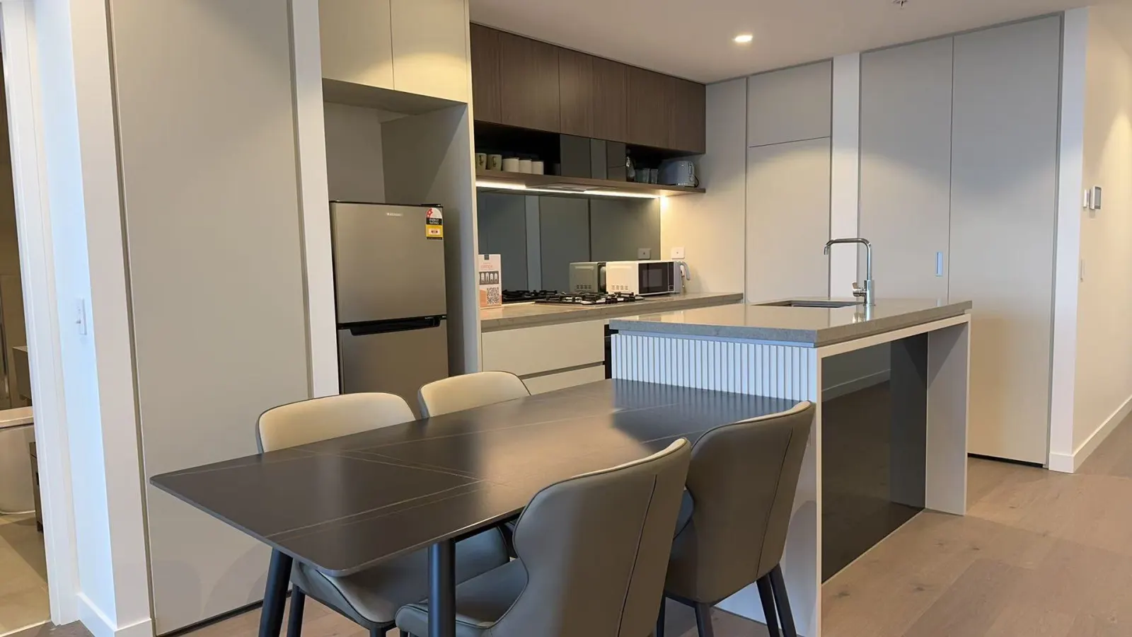 LVL43 QW 1BR Apartment With Riverview 14