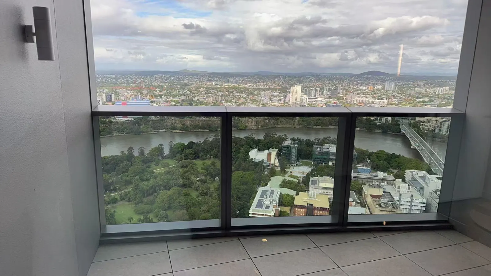 LVL43 QW 1BR Apartment With Riverview 3