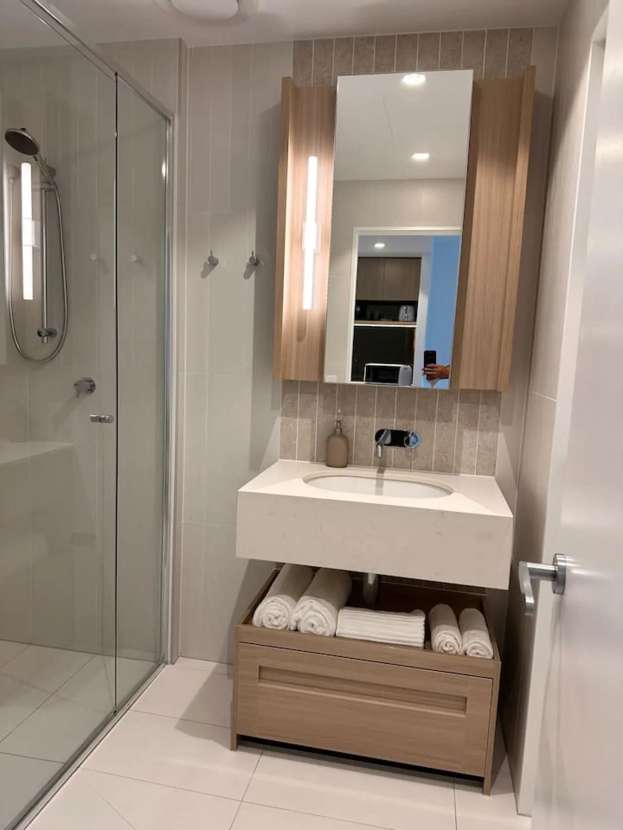 LVL43 QW 1BR Apartment With Riverview 5