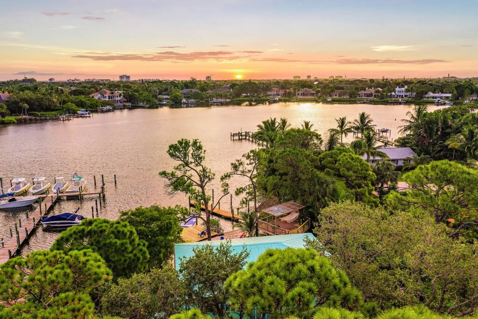 The River House, Boston Whaler Boat Included, Private Beach! 10
