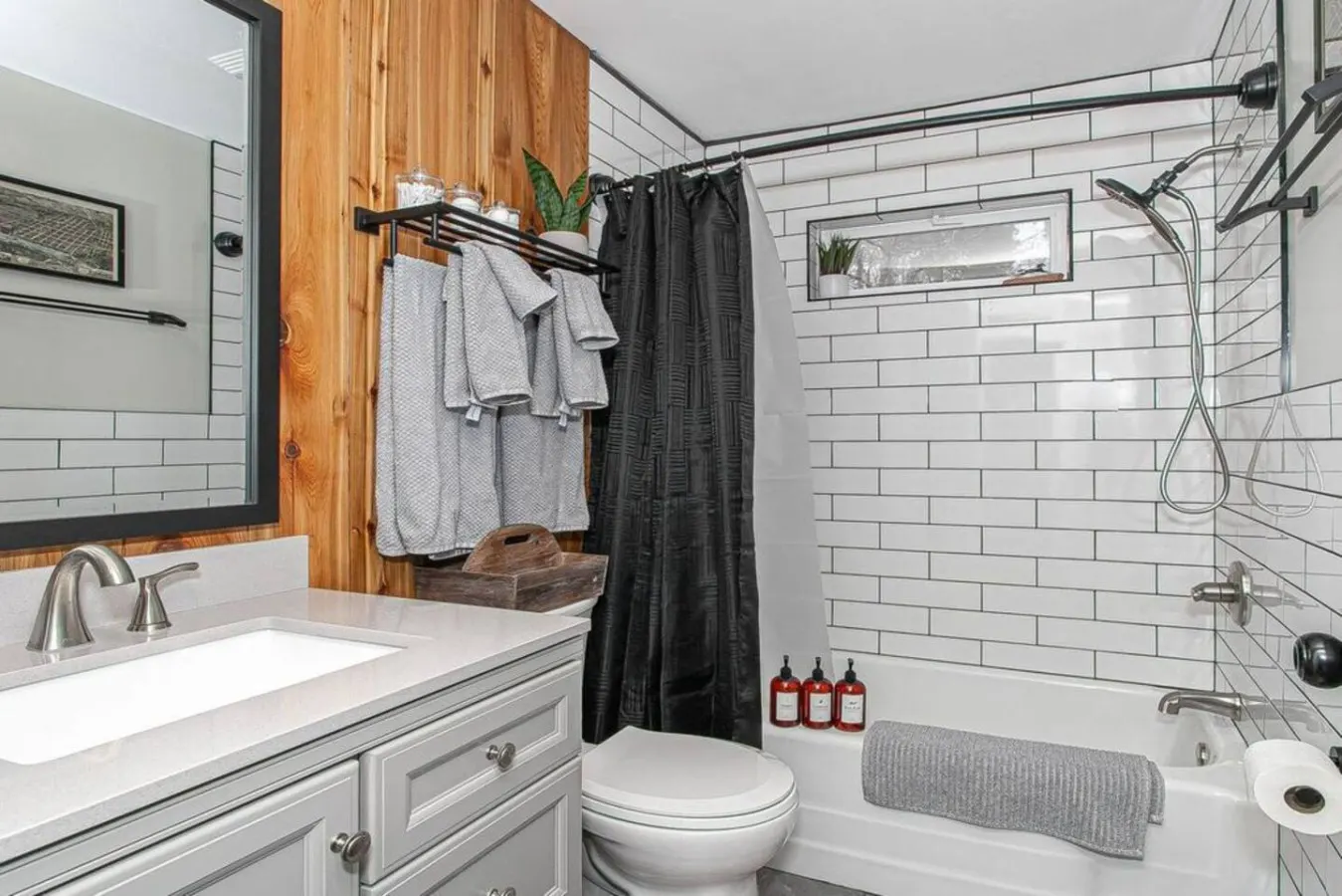Charming West Knox Cottage w/ Carport & Patio 9