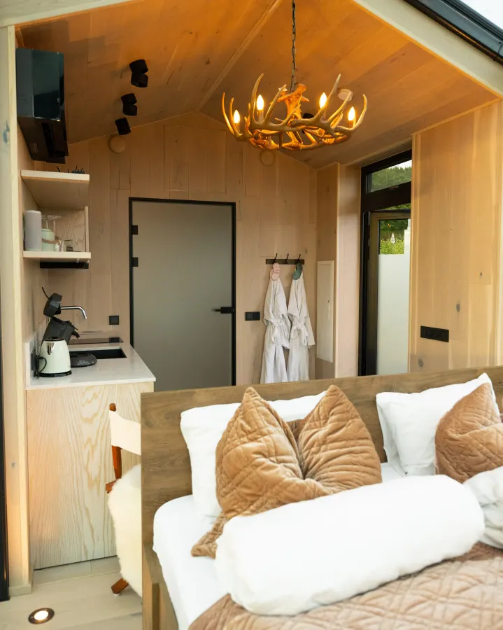 14 Peaks Glass Roof Cabin WonderInn Arctic 15