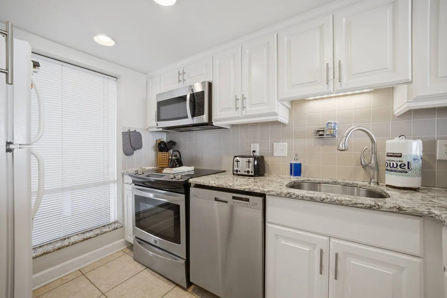 North End Oceanfront Condo with Sunrise Views 15