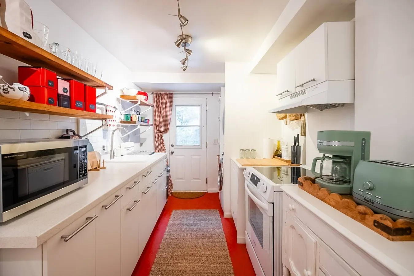Historic 1887 Cottage in Parkdale 2
