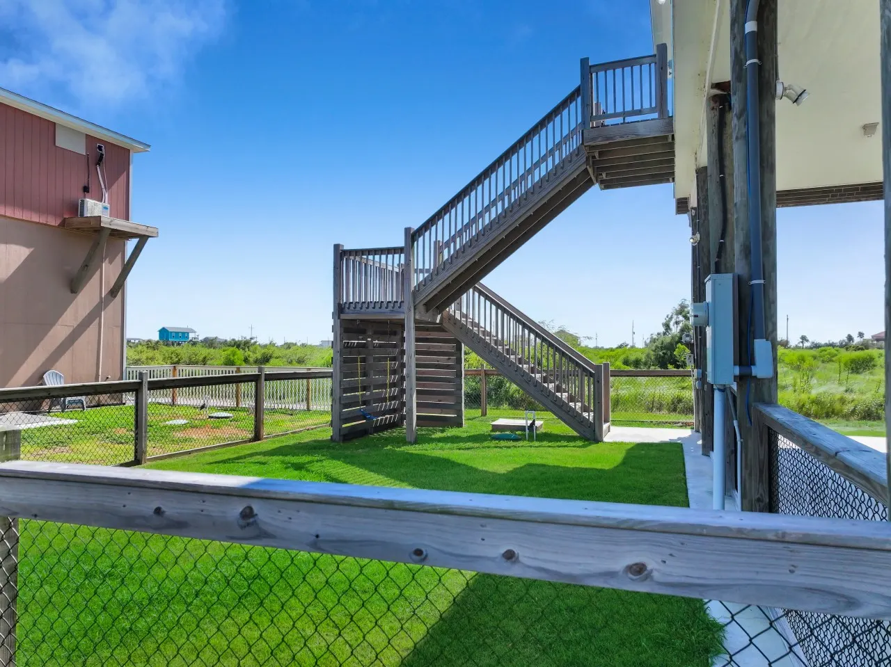 Fish Fantasy, Sunrise Gulf & Sunset Bay/ICW Views, Quiet Dead End Street, Pet Friendly, Fully Fenced Side Yard, Walk to 12