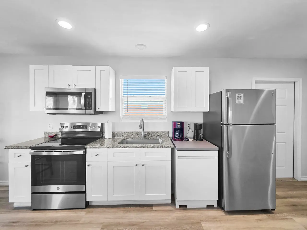 Fish Fantasy, Sunrise Gulf & Sunset Bay/ICW Views, Quiet Dead End Street, Pet Friendly, Fully Fenced Side Yard, Walk to 8
