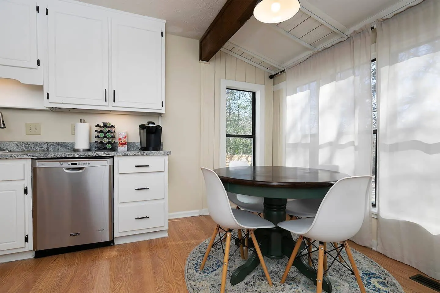 Renovated Farmhouse Near Six Flags 10