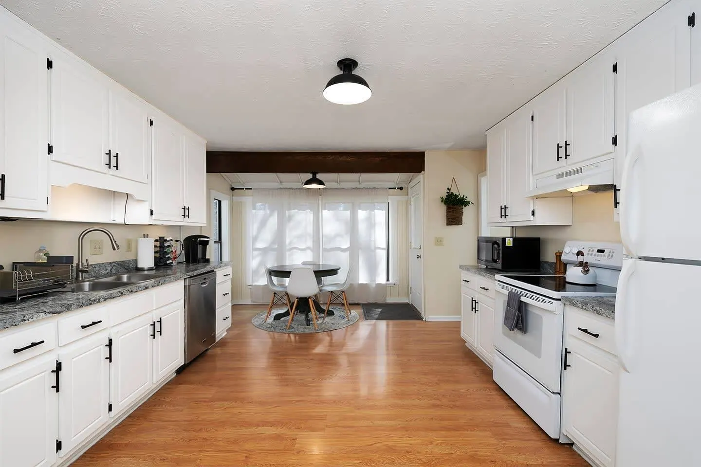 Renovated Farmhouse Near Six Flags 13