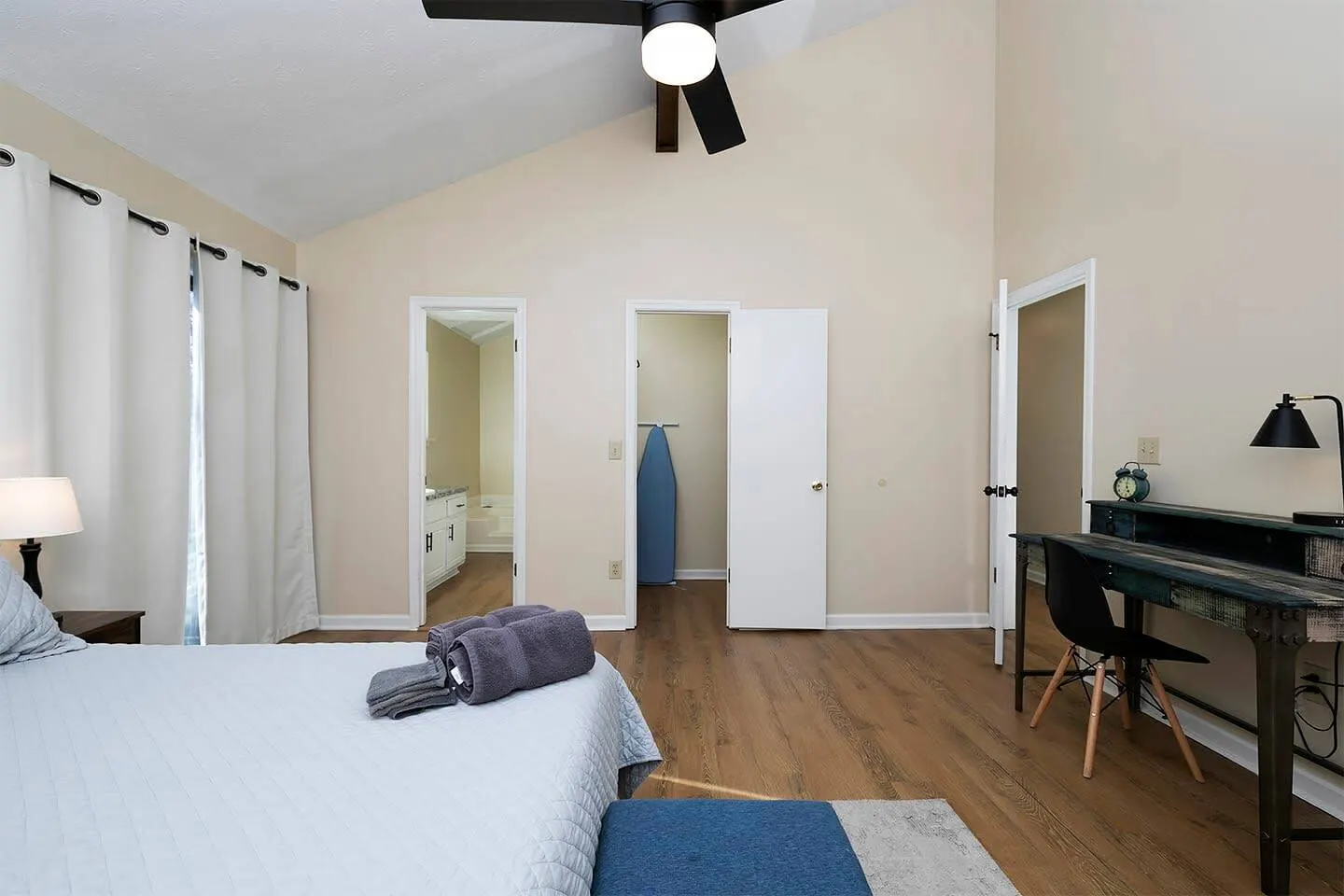 Renovated Farmhouse Near Six Flags 16