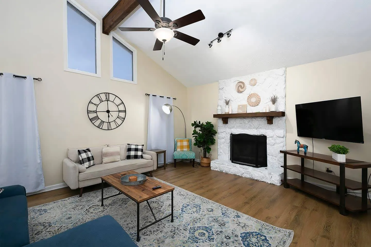 Renovated Farmhouse Near Six Flags 8