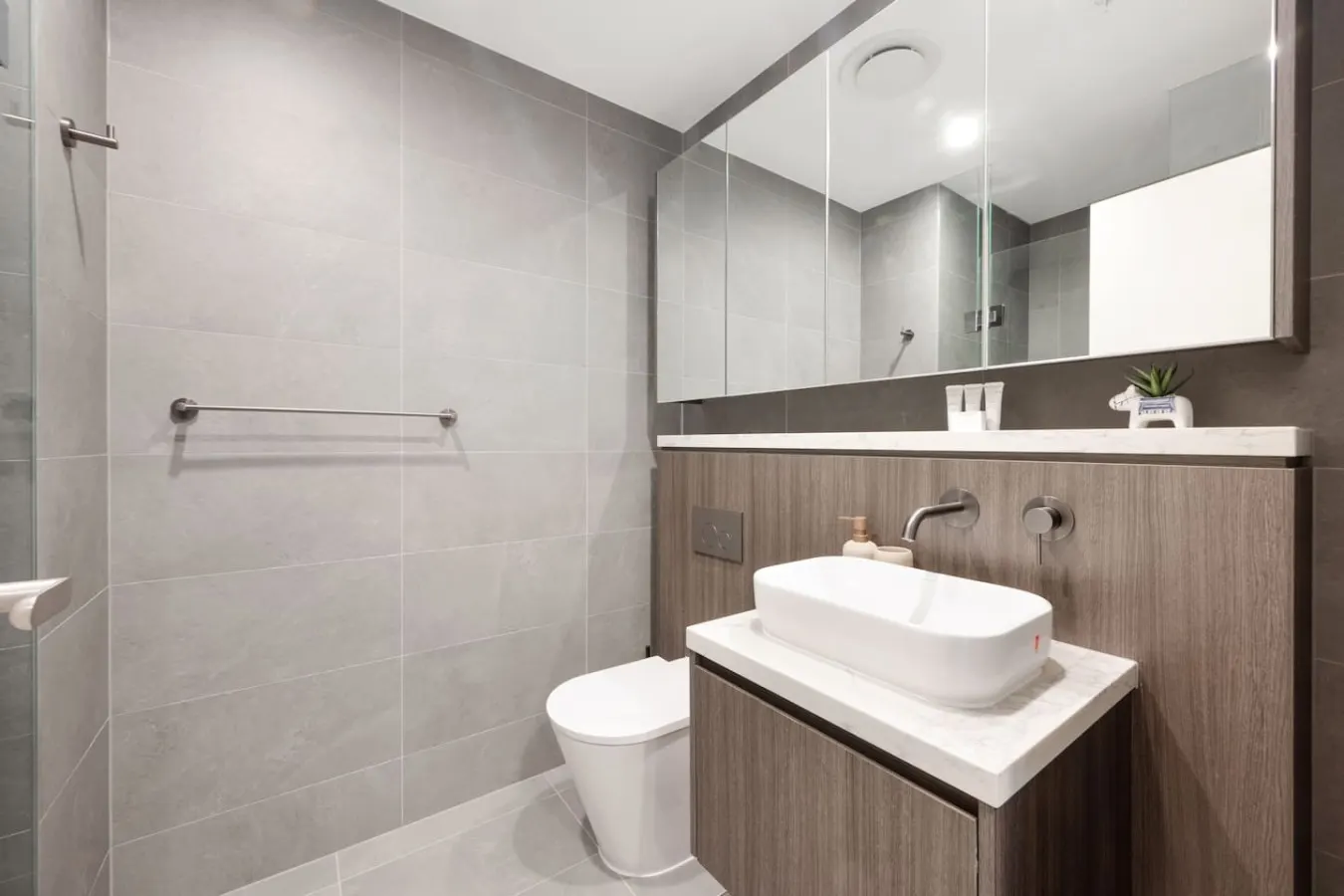 AccorView Luxury 1BR Suite Pool Gym Parking 20