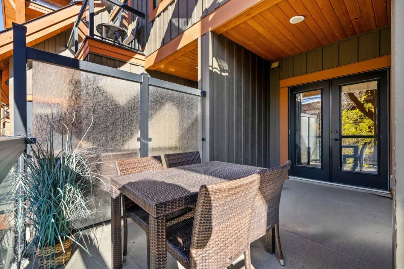 Elegant Mountain Retreat Kitchen, Hot Tub and Pool 7