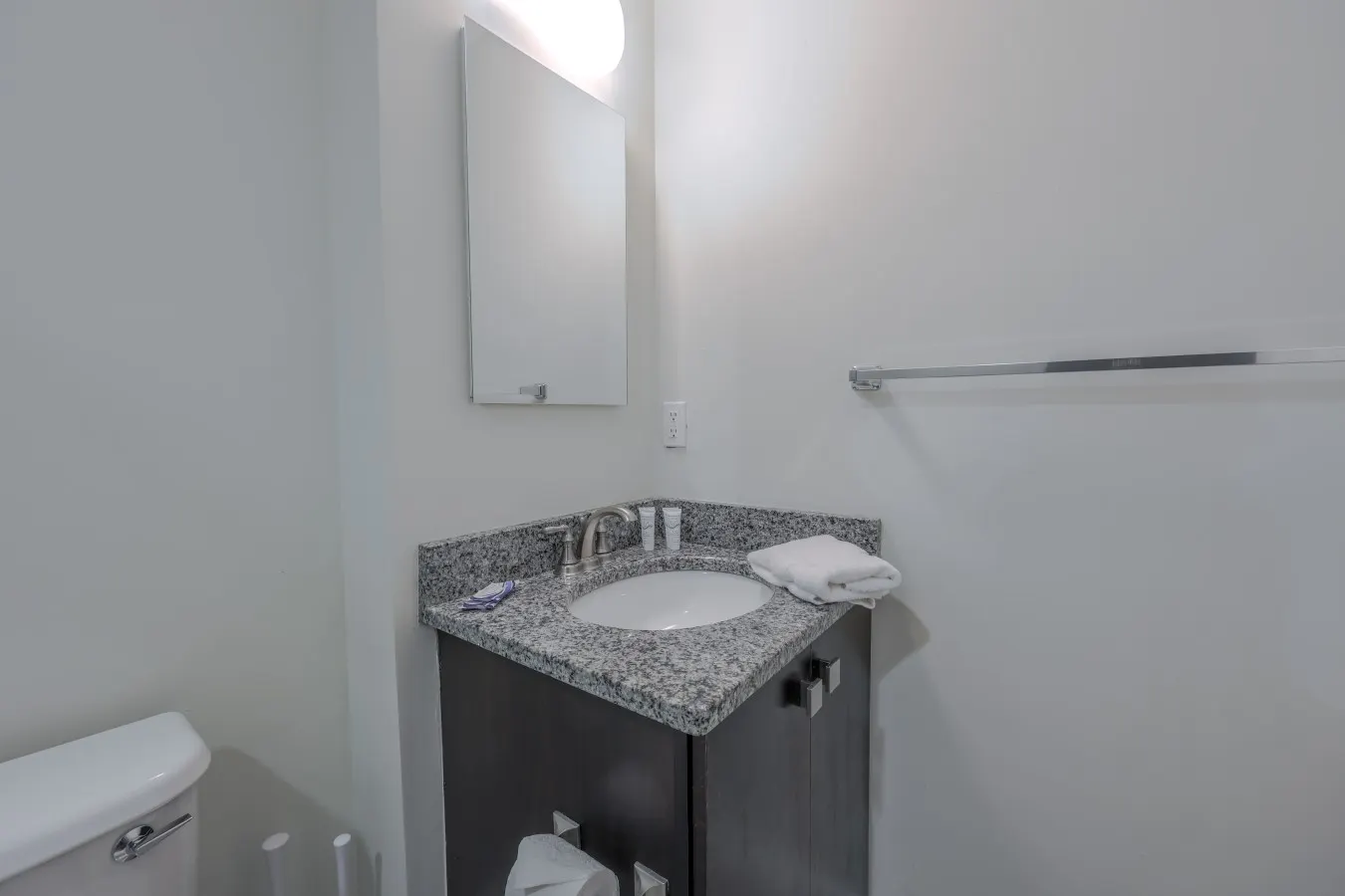 Bold, Spacious 2br in Boston's Financial District 13