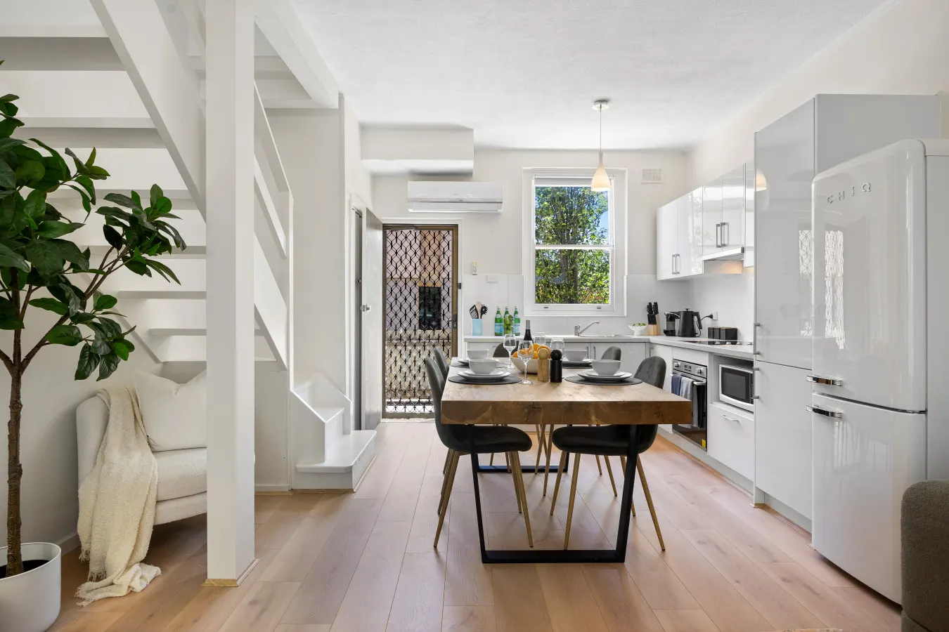 Hacienda at Henley—Chic Seaside Haven near Airport 9