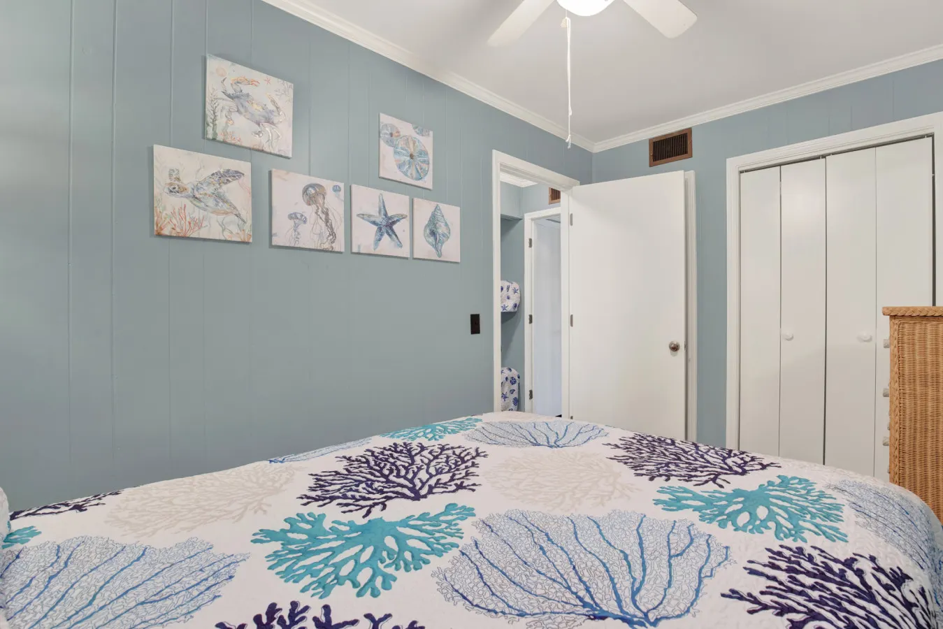 Oceanview Condo: 1 BR steps from Beach 19