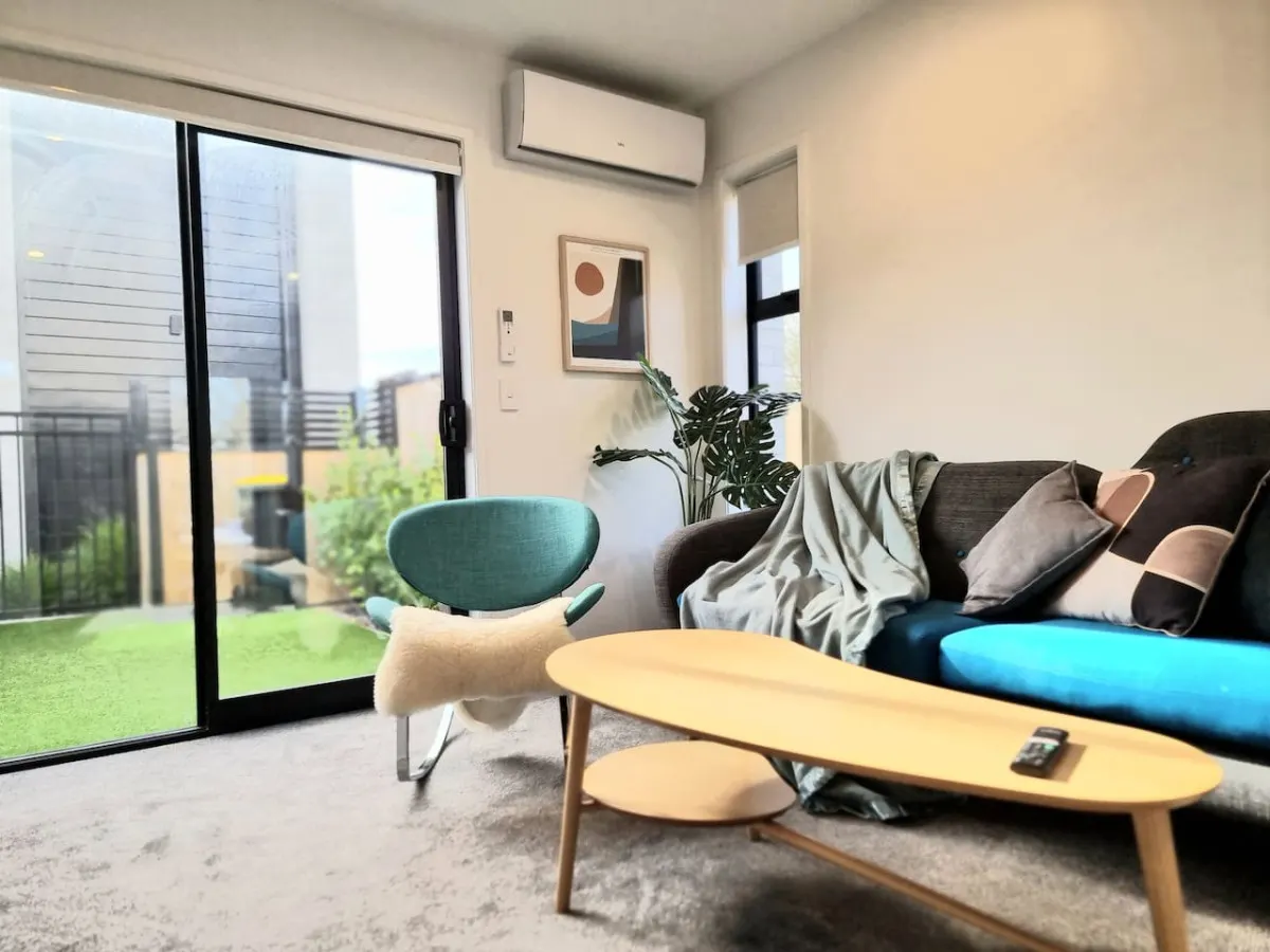 *Townhouse 7 mins walk to Arena 1