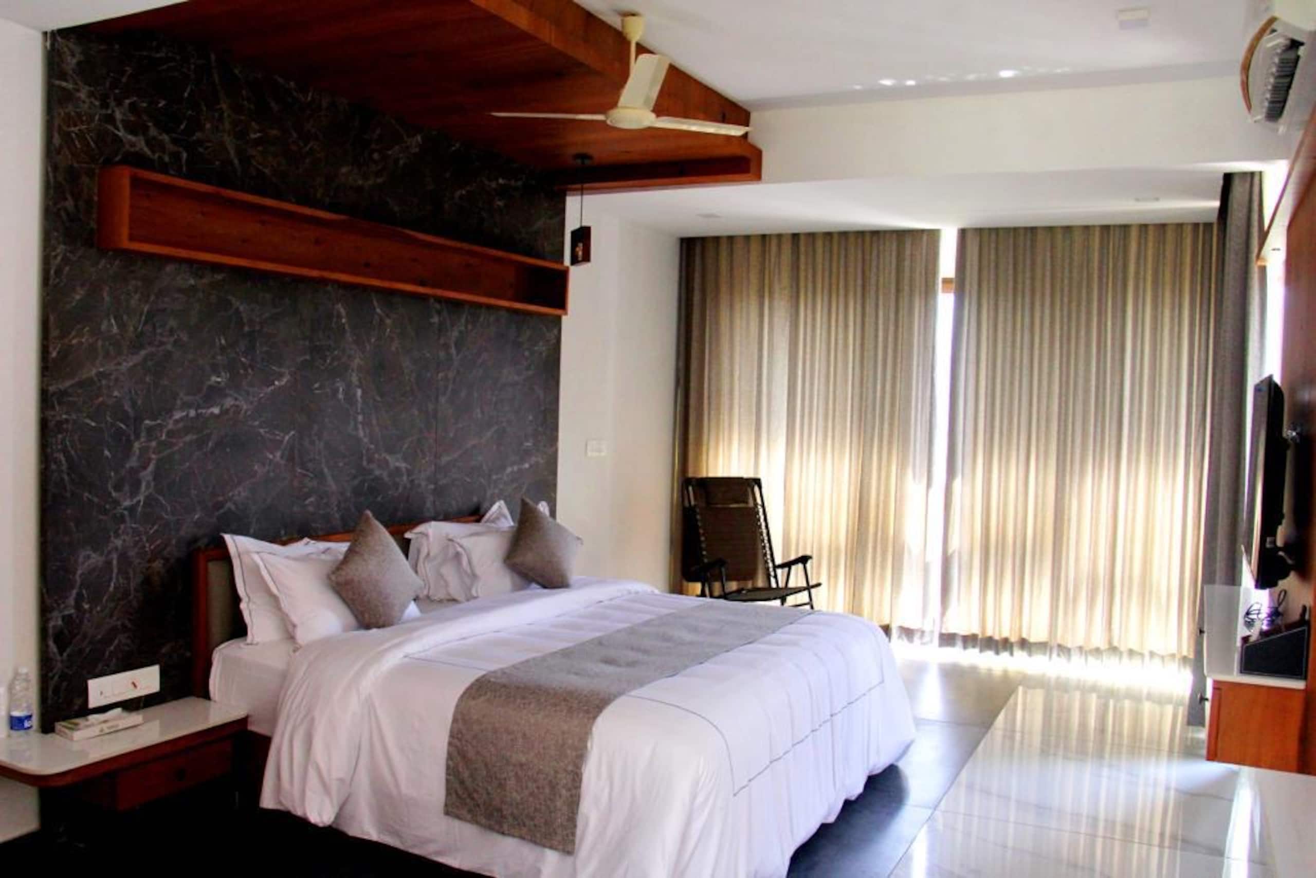 Evergreen Haven | Infinity Pool | Vythiri 9