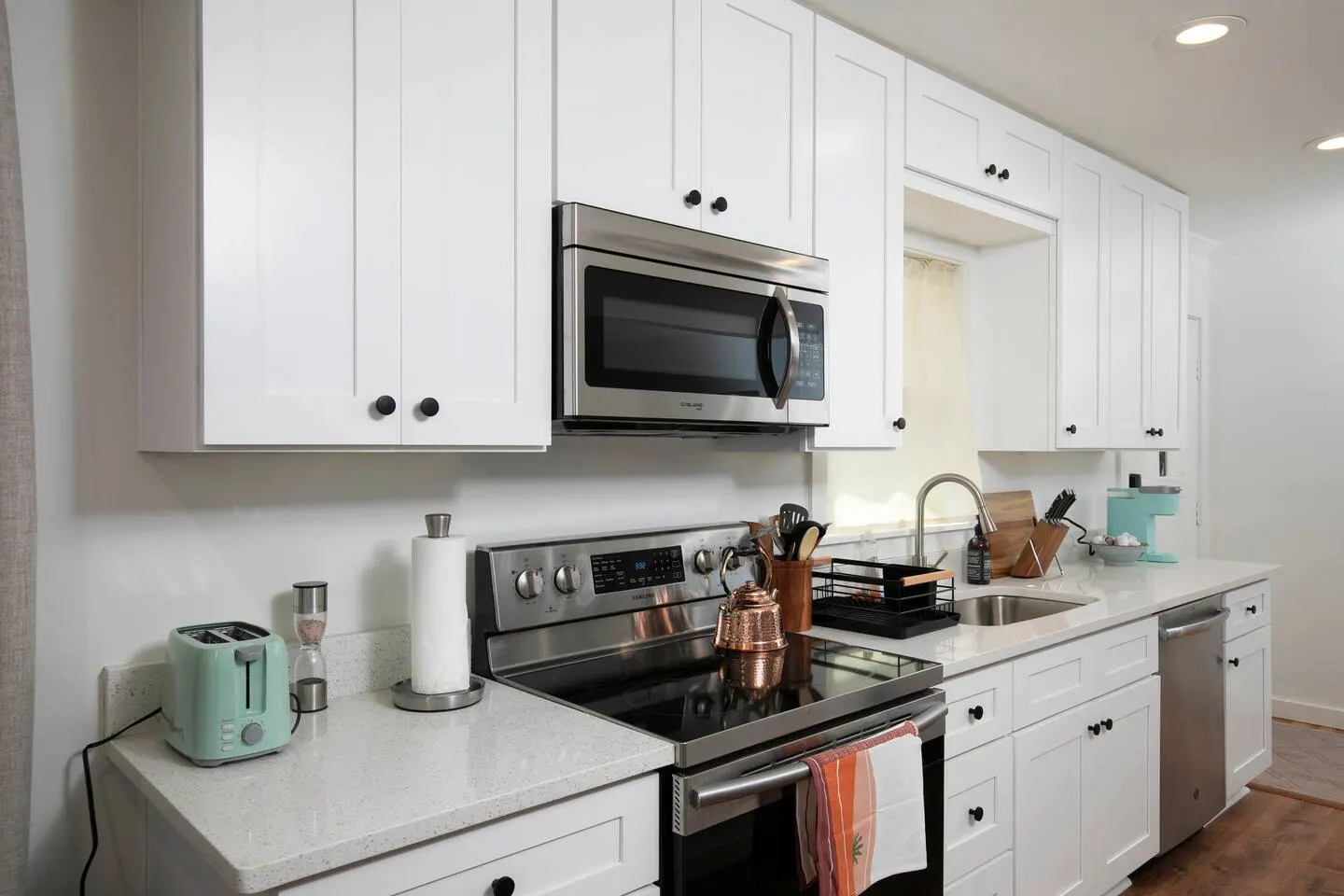 Newly Renovated Cozy Rustic Home 10min from Truist 9