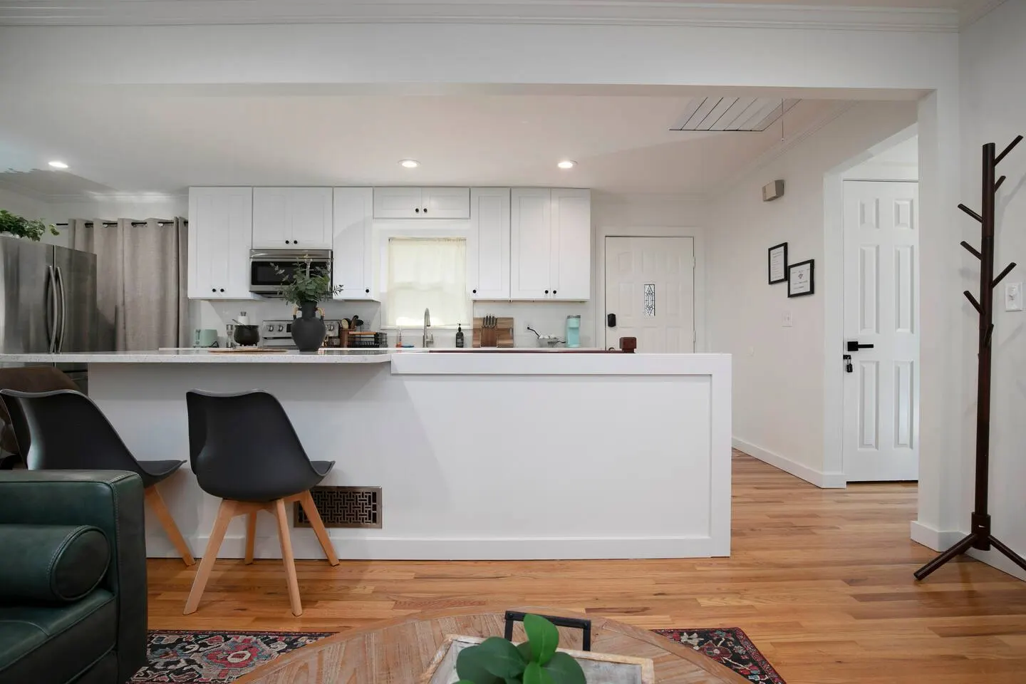 Newly Renovated Cozy Rustic Home 10min from Truist 13