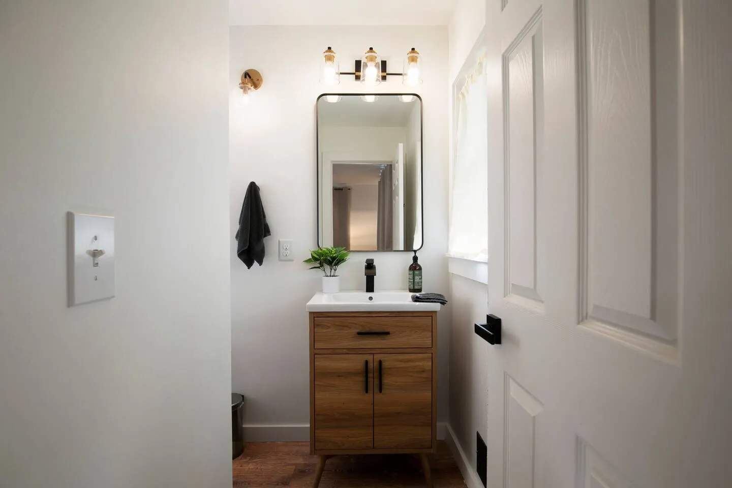 Newly Renovated Cozy Rustic Home 10min from Truist 20