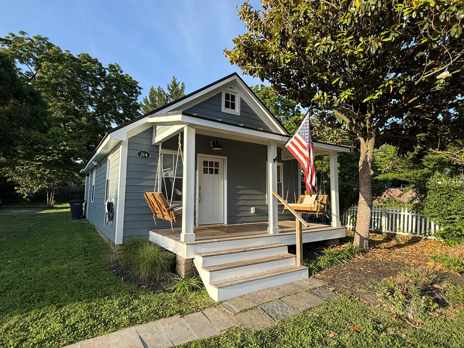 Charming Cottage, Walk to Downtown, Porch Swings