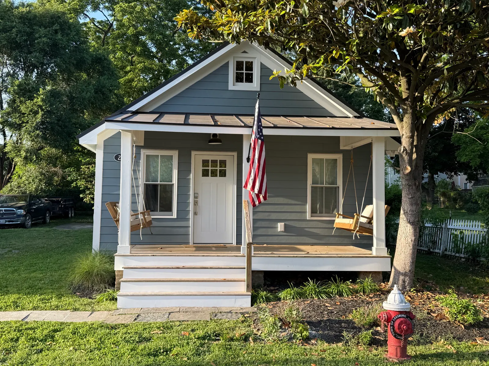 Charming Cottage, Walk to Downtown, Porch Swings — photo 2