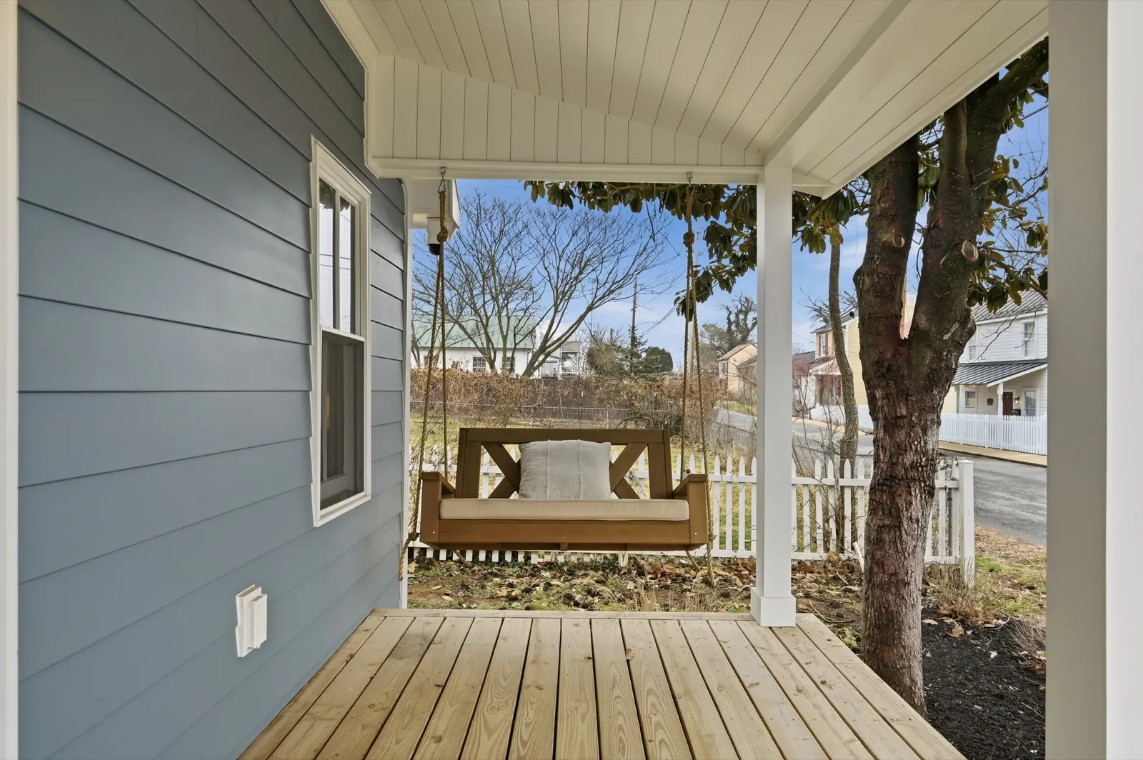 Charming Cottage, Walk to Downtown, Porch Swings 9