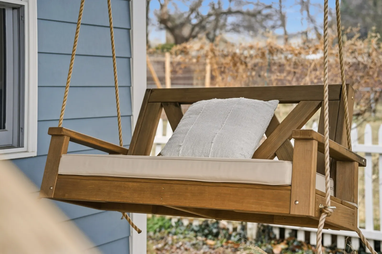 Charming Cottage, Walk to Downtown, Porch Swings 10