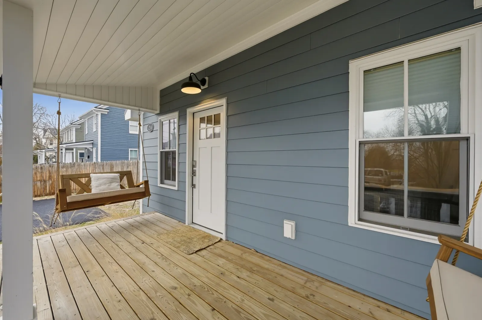 Charming Cottage, Walk to Downtown, Porch Swings 11