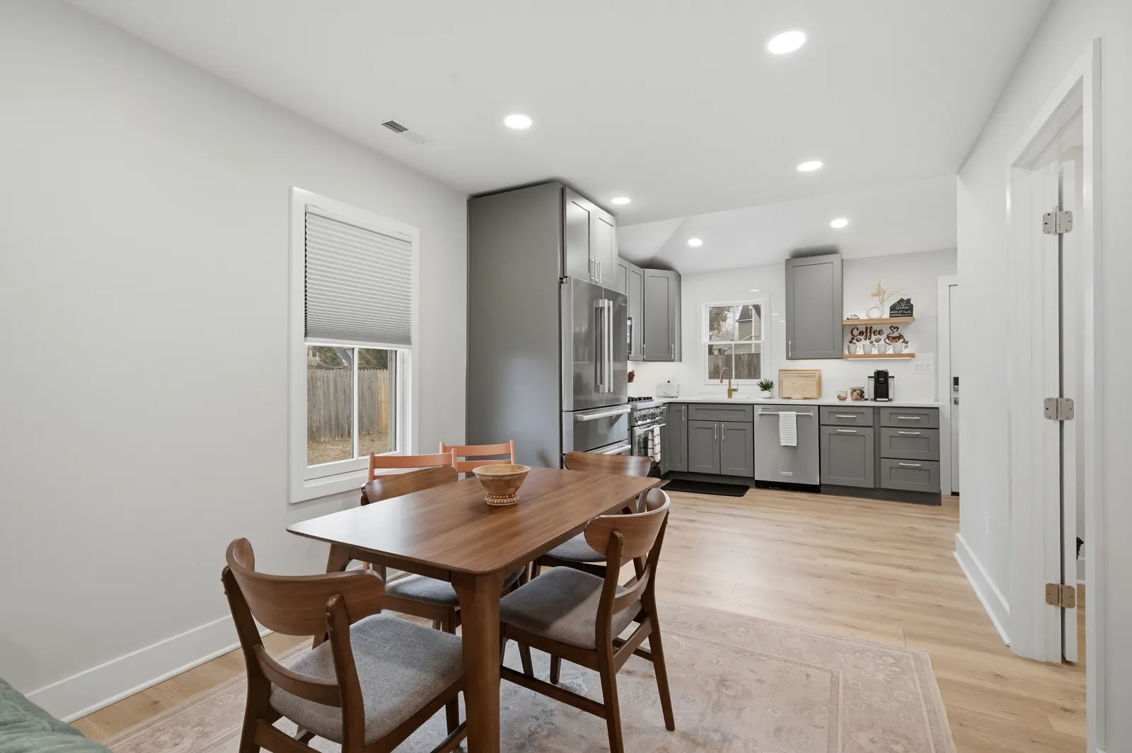 Charming Cottage, Walk to Downtown, Porch Swings 18