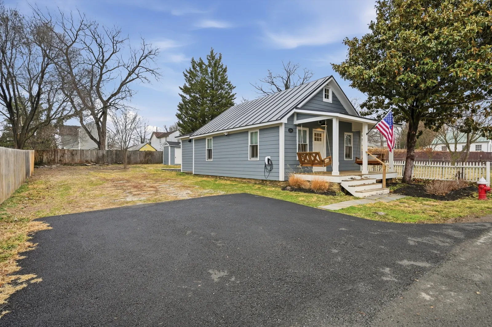 Charming Cottage, Walk to Downtown, Porch Swings 7