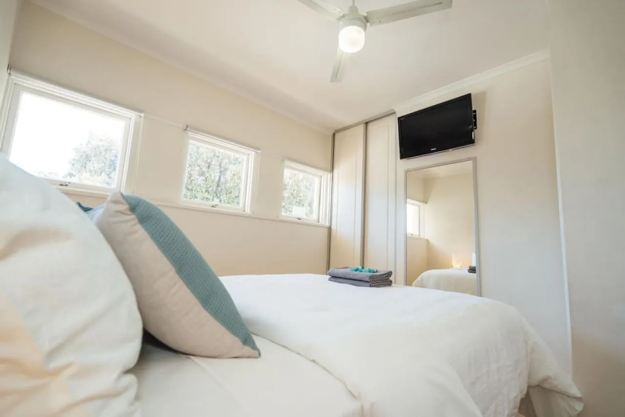 Beachy Keen on Moseley—Laid-Back Stay by the Jetty 17