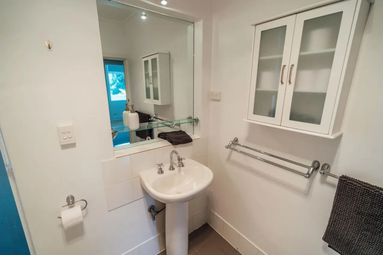 Beachy Keen on Moseley—Laid-Back Stay by the Jetty 20