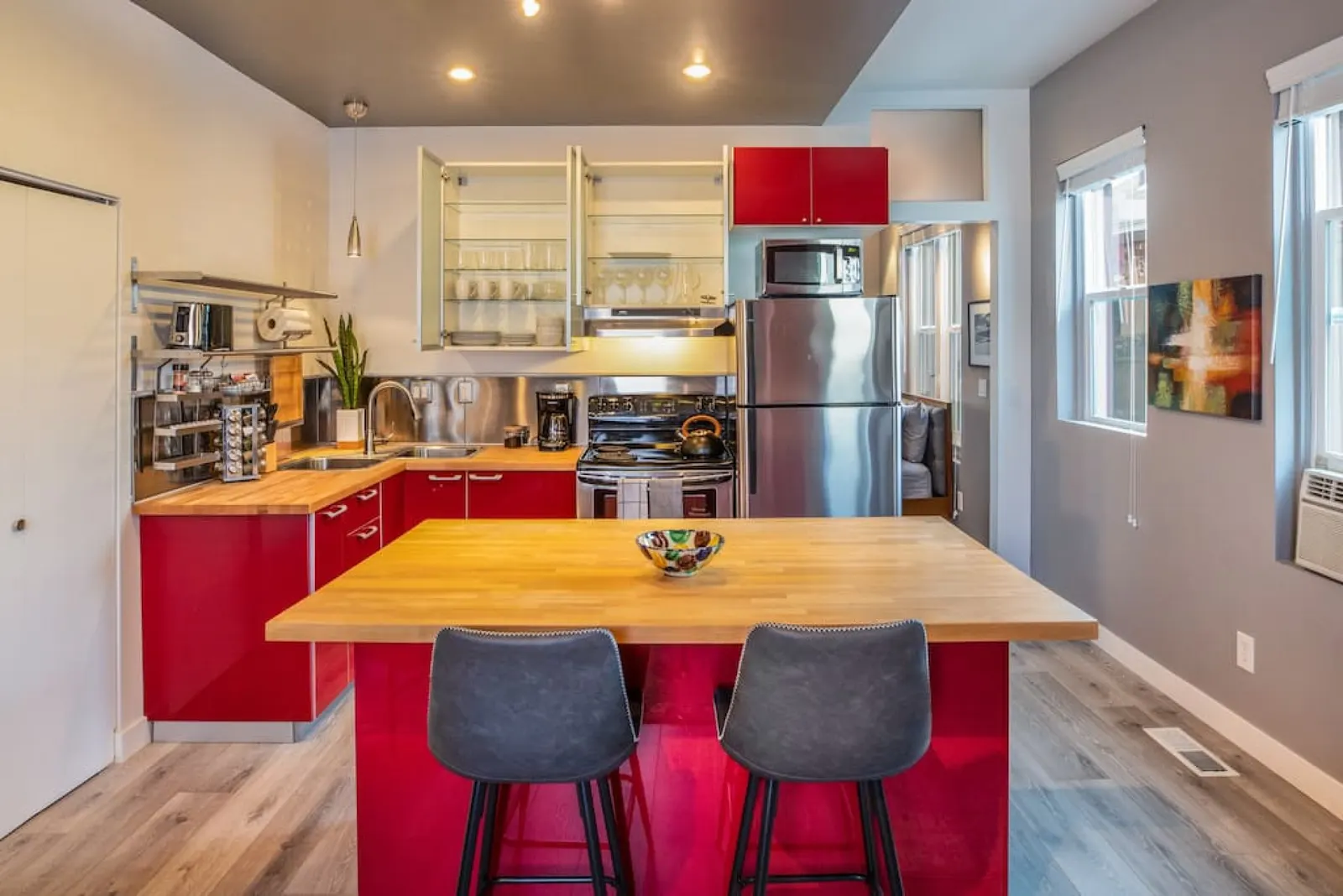 New Contemporary Historical Unit in SLC from, 5 Star Host — photo 4